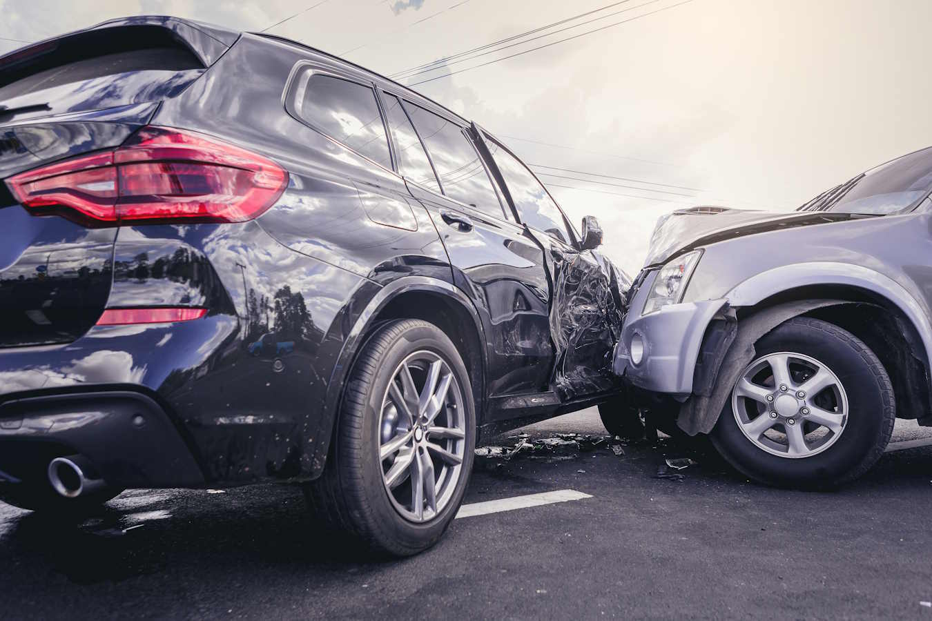 Zwei Autos die einen Unfall hatten. Beide Autos haben einen Schaden. Ihr Anwalt für Verkehrsrecht in Eichenzell berät Sie umfassend.